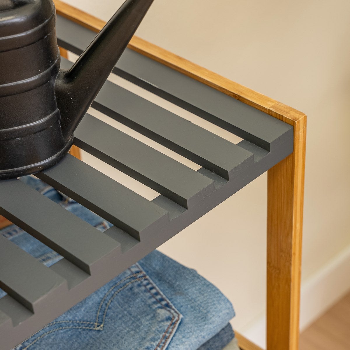 Estantería de bambú gris y natural