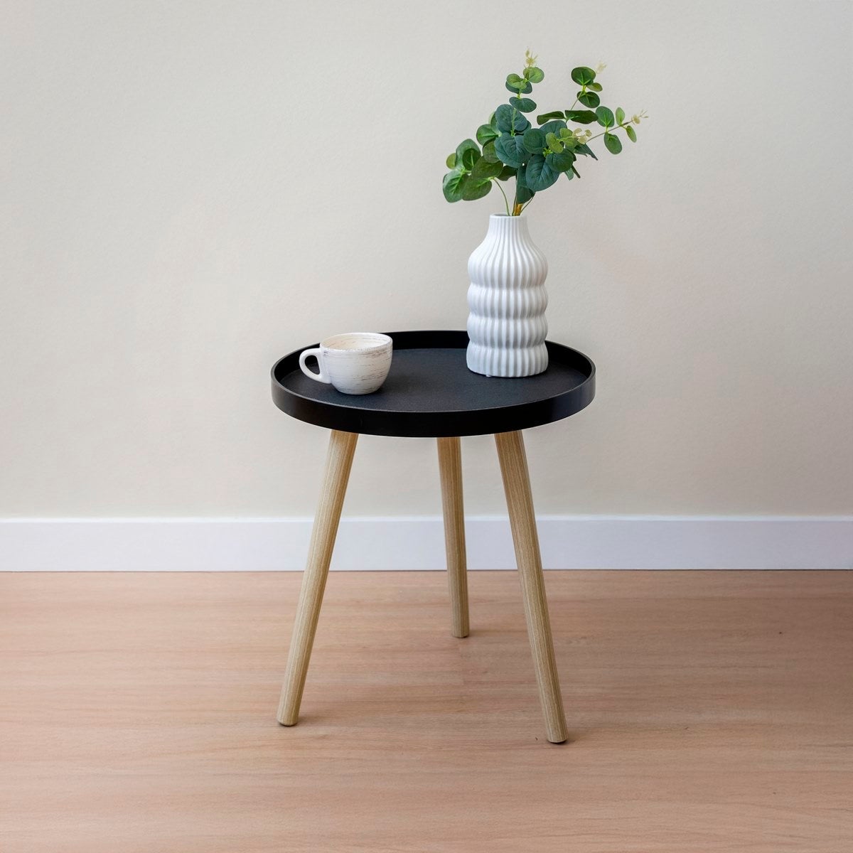 Mesa auxiliar con bandeja negra