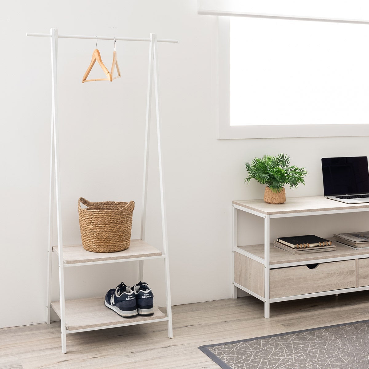 Perchero de madera y metal blanco con barra y baldas