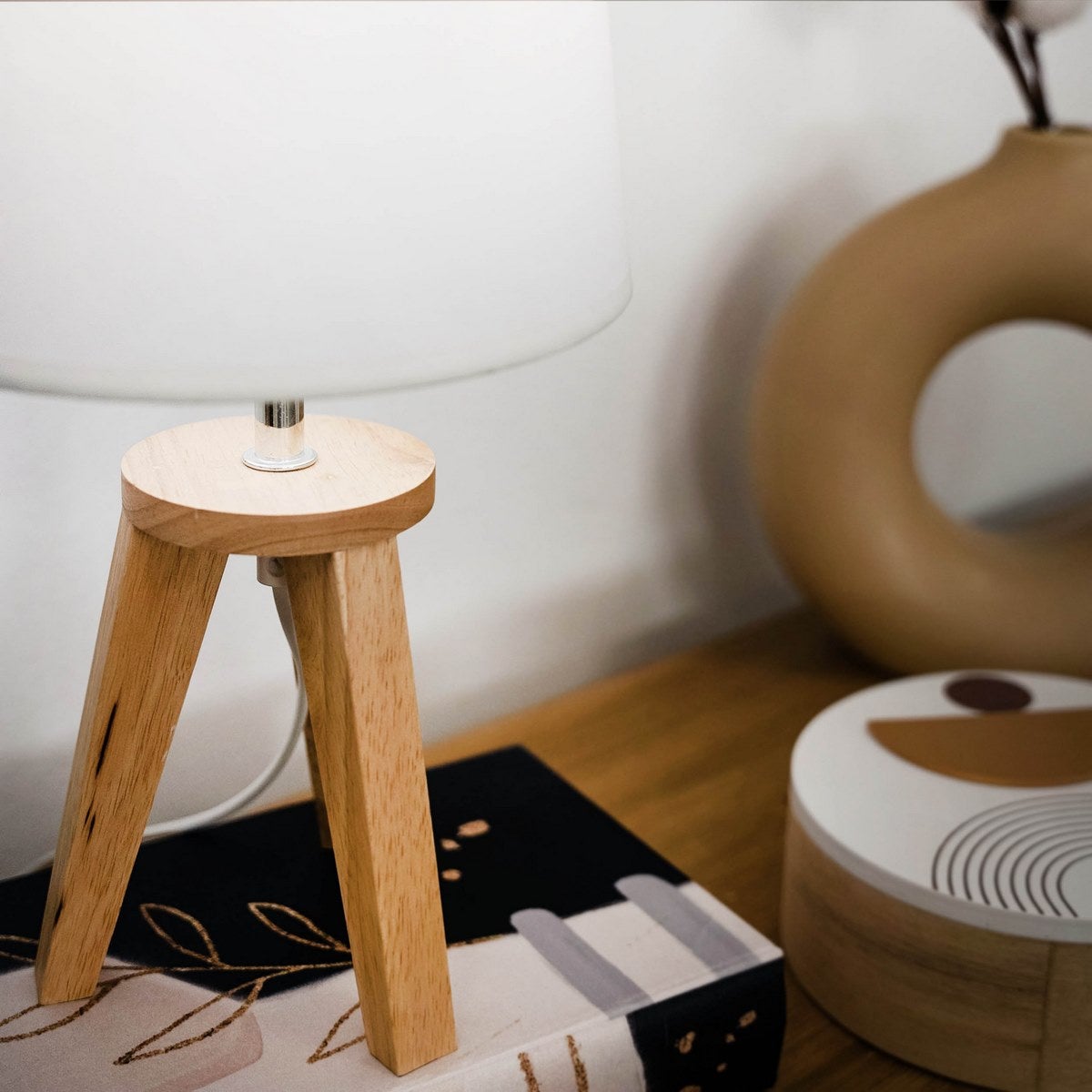 Lámpara de mesa trípode