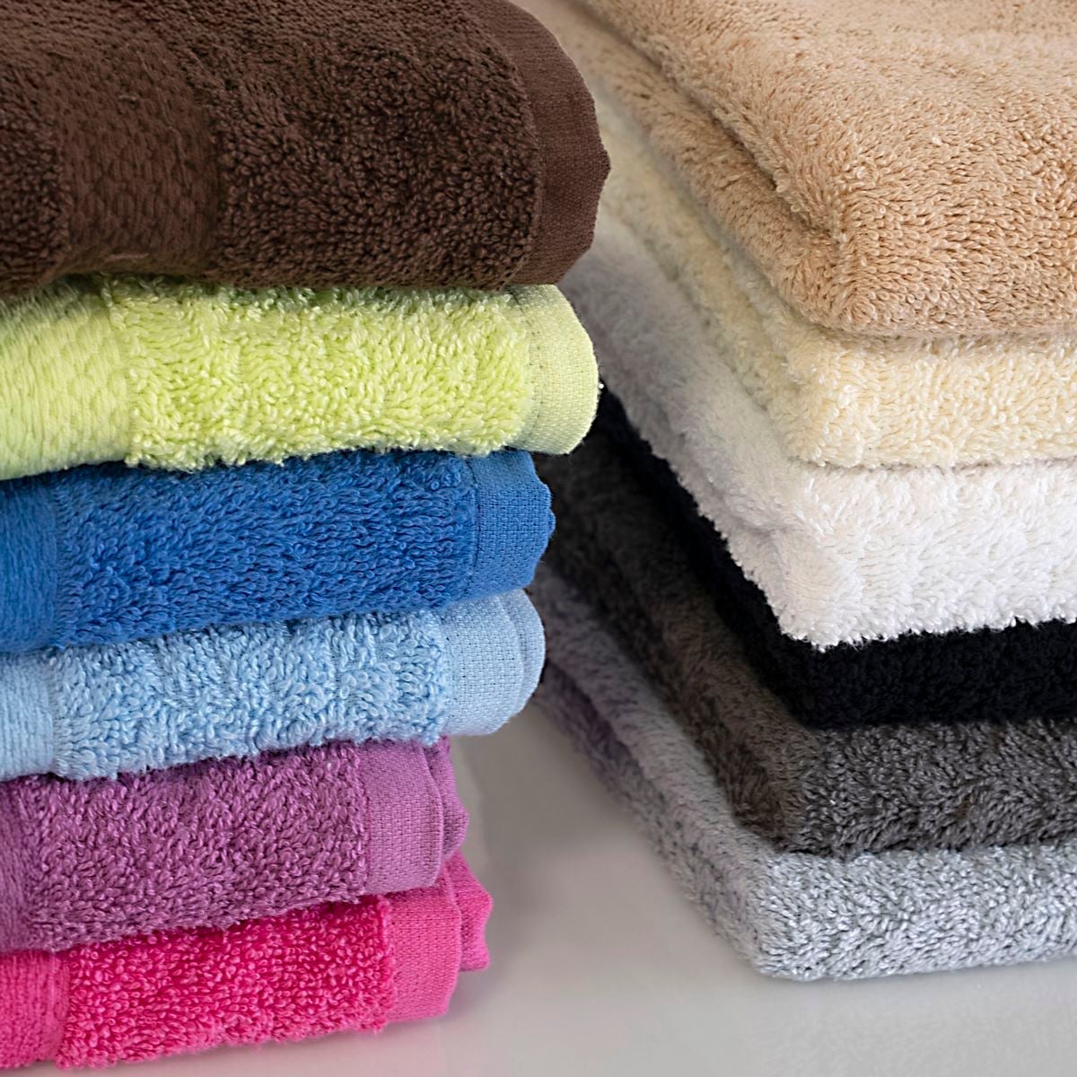 Juego de 8 toallas de baño color verde lima de 140x70 cm de 550gr/m²