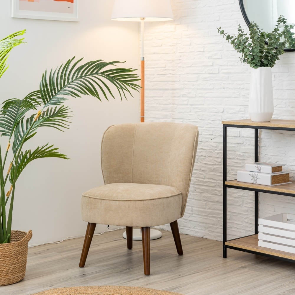 Butaca tapizada de chenilla beige y madera de pino