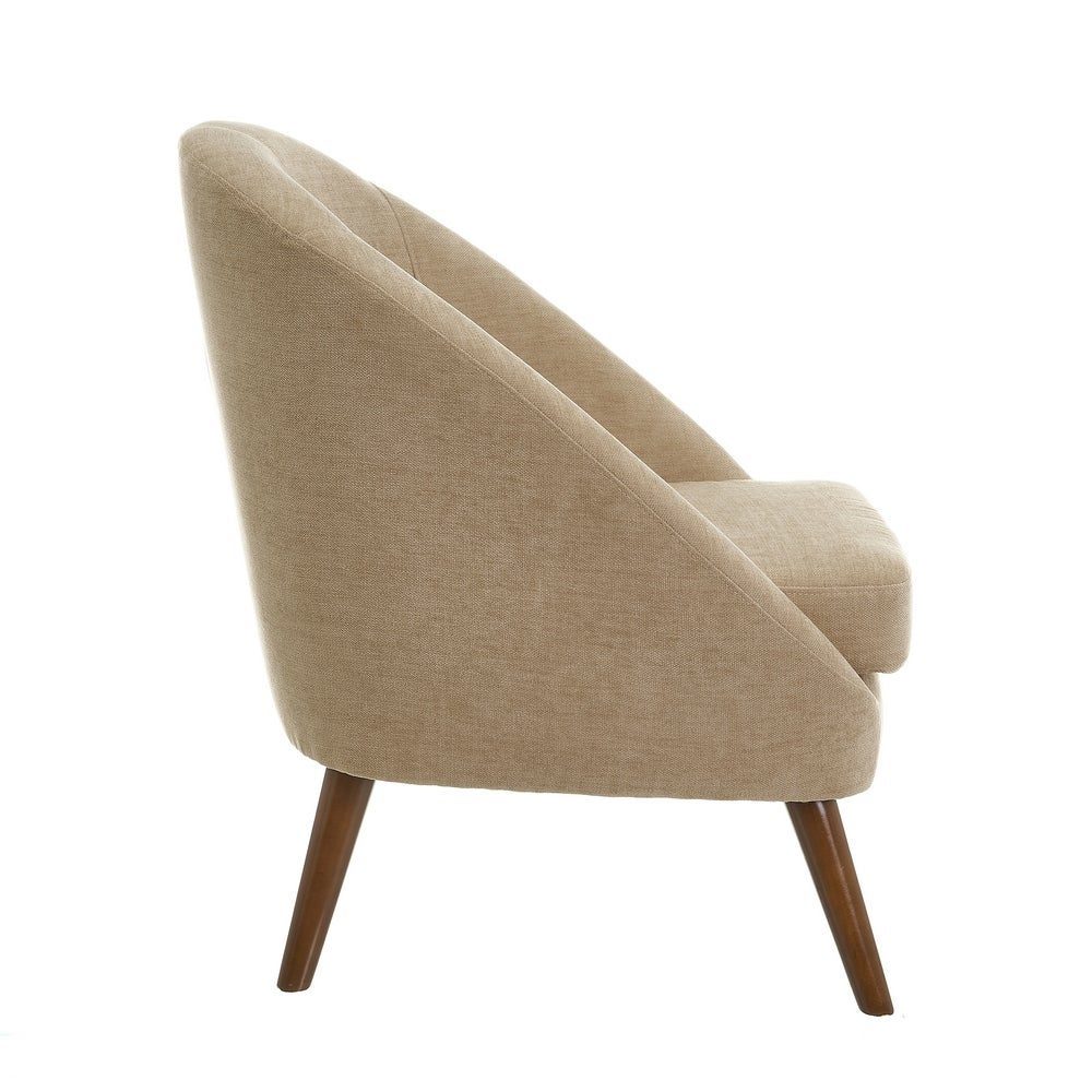 Butaca beige con brazos de chenilla y madera