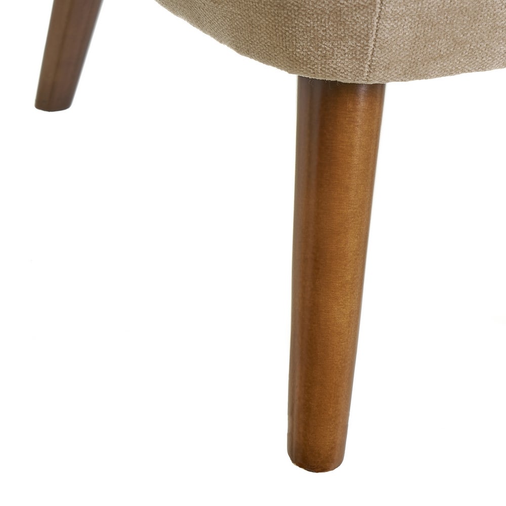 Butaca beige con brazos de chenilla y madera