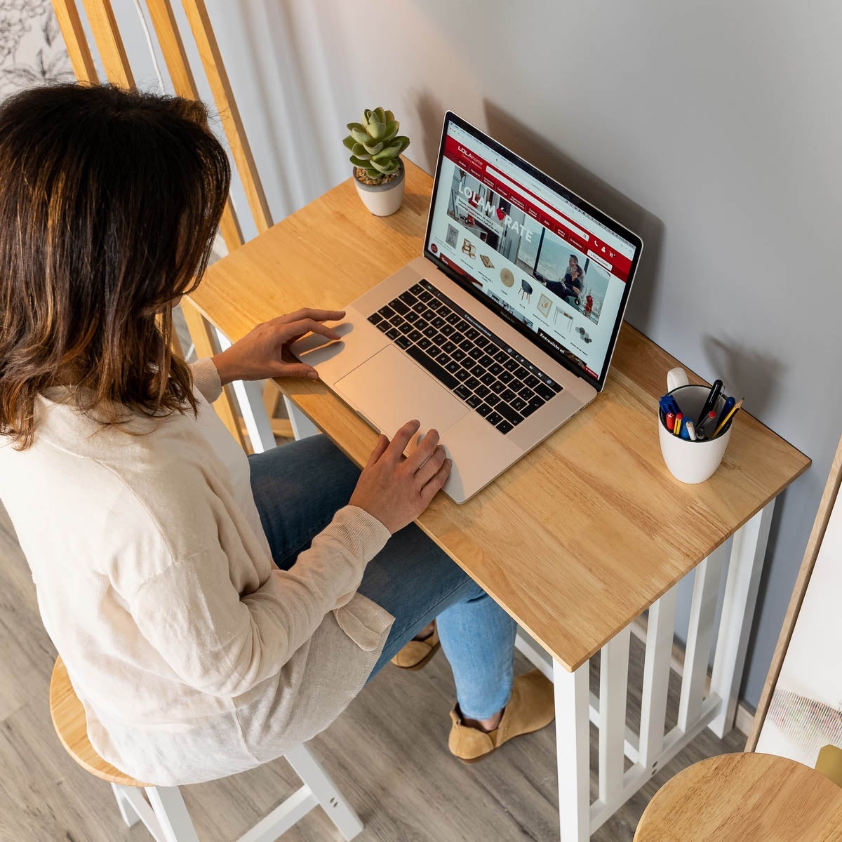 Set de mesa alta y 2 taburetes de madera blanco y natural