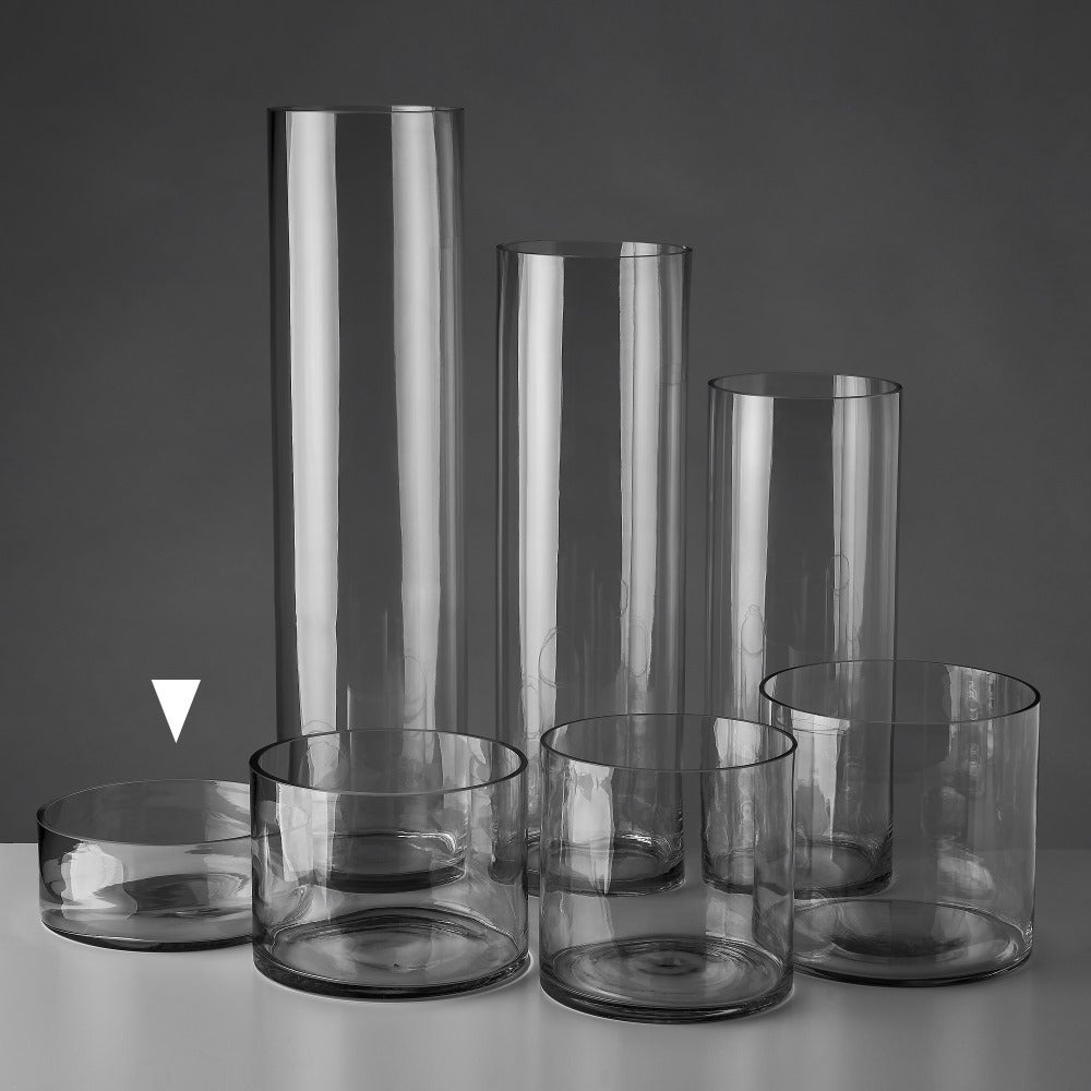 Jarrón cilíndrico transparente.