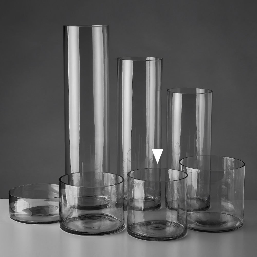 Jarrón cilíndrico transparente.
