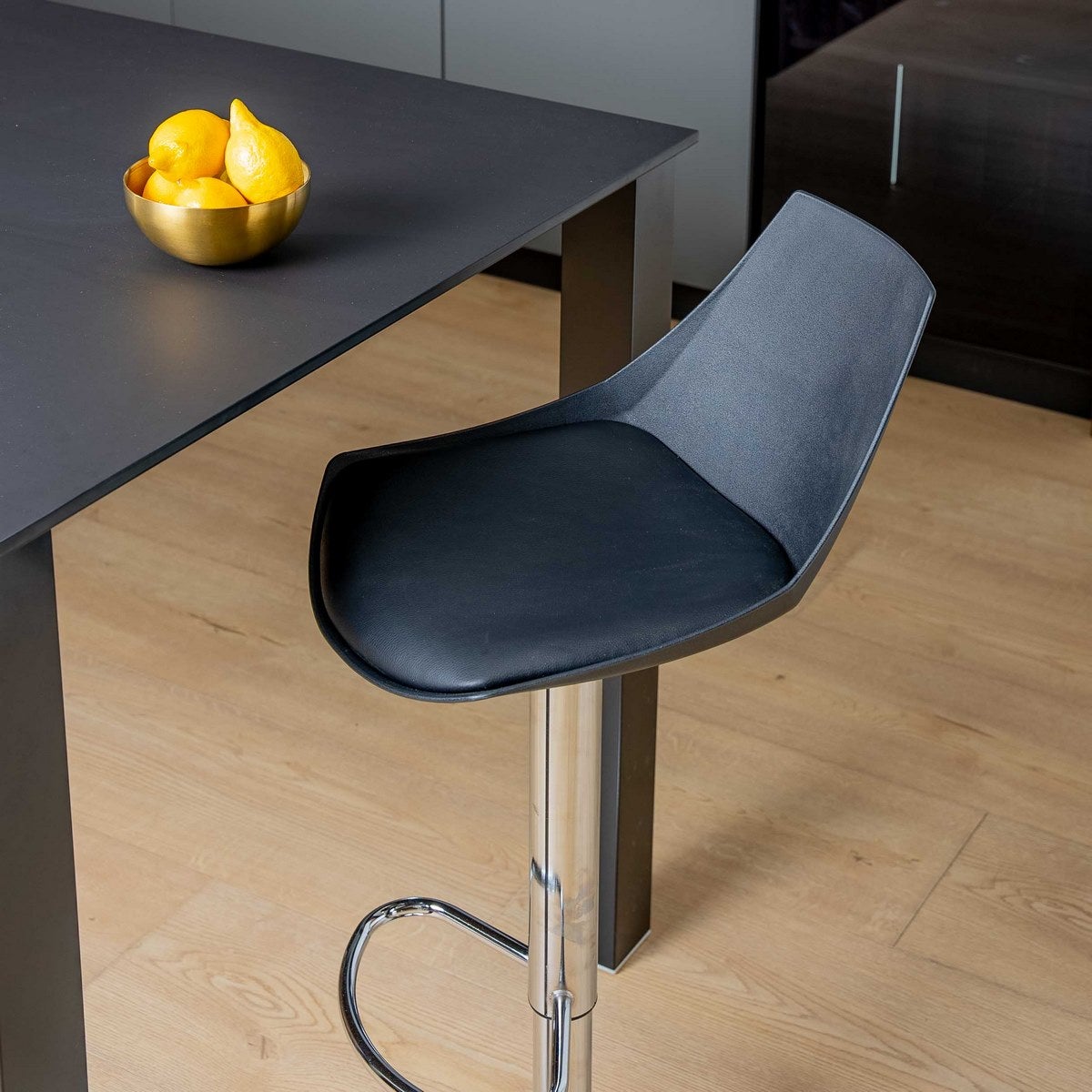 Taburete giratorio con respaldo negro de 104 cm