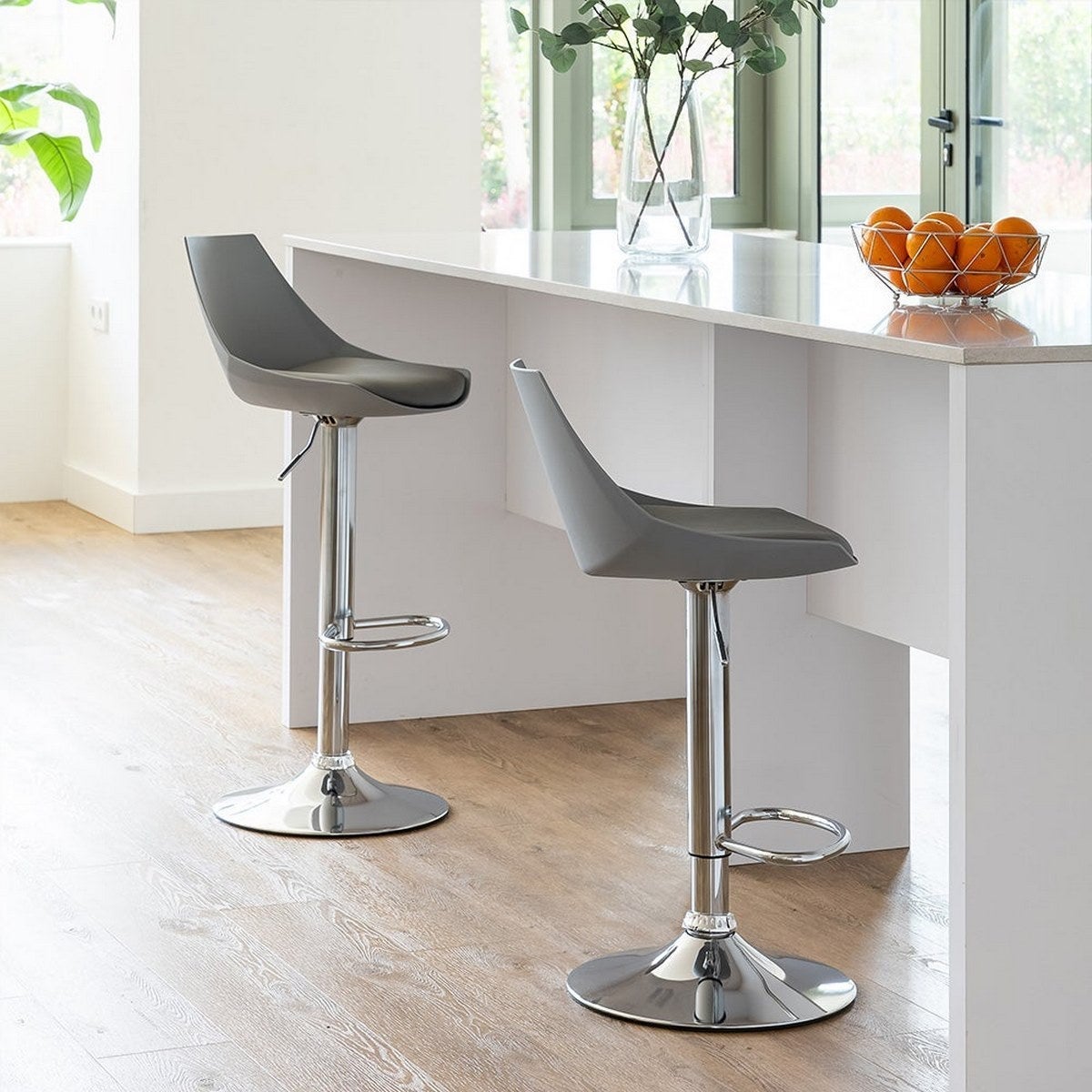 Taburete alto giratorio ajustable en altura con pie de metal