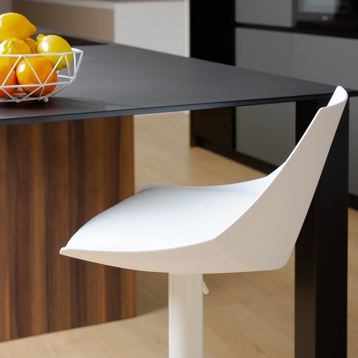 Taburete alto giratorio ajustable en altura con pie de metal