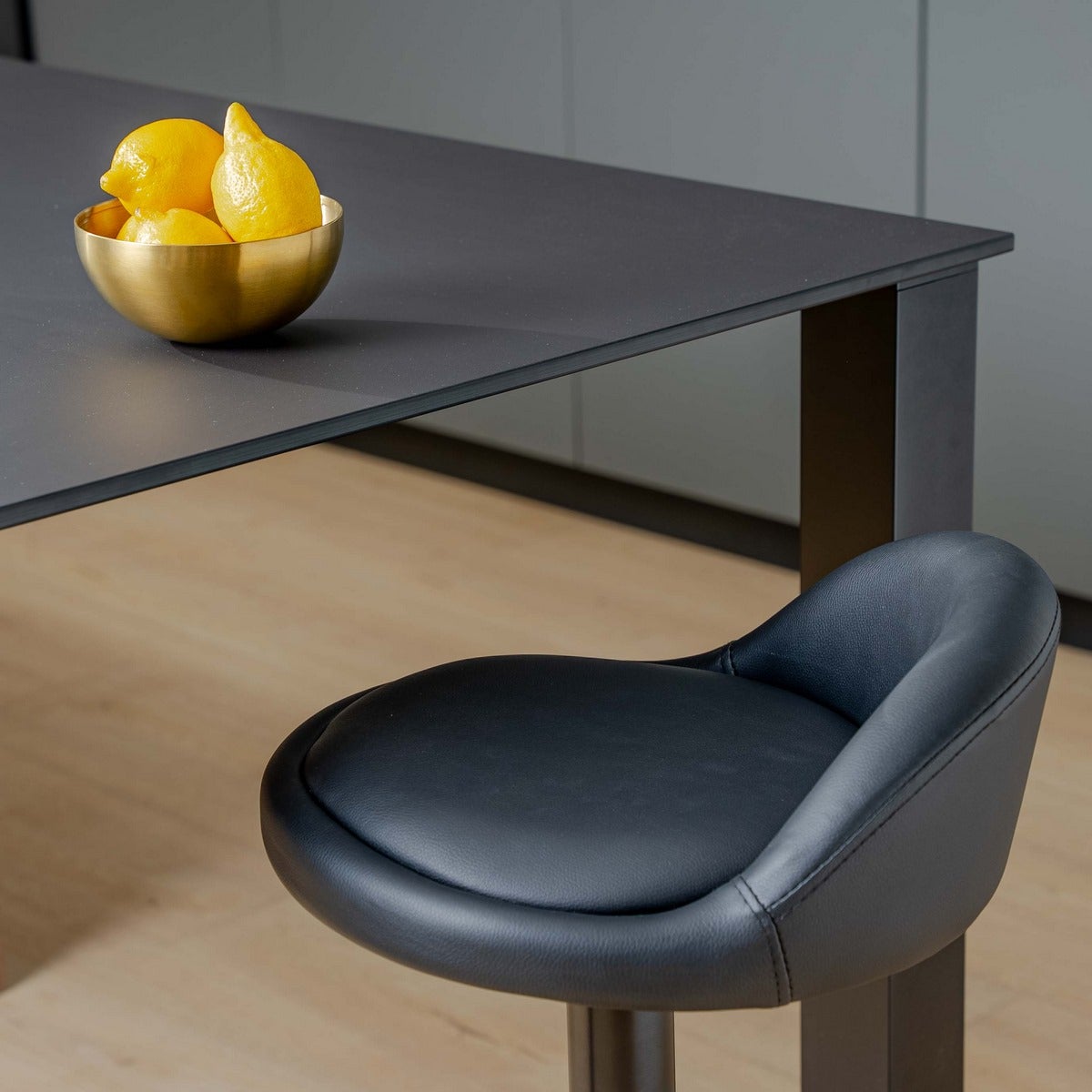 Taburete giratorio negro