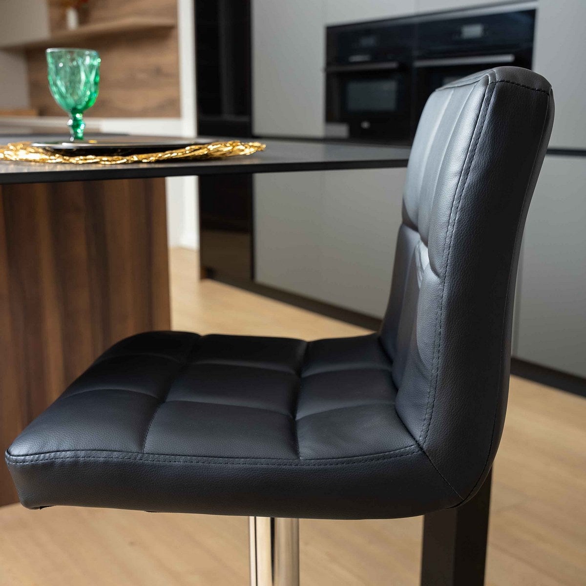 Taburete alto acolchado giratorio negro