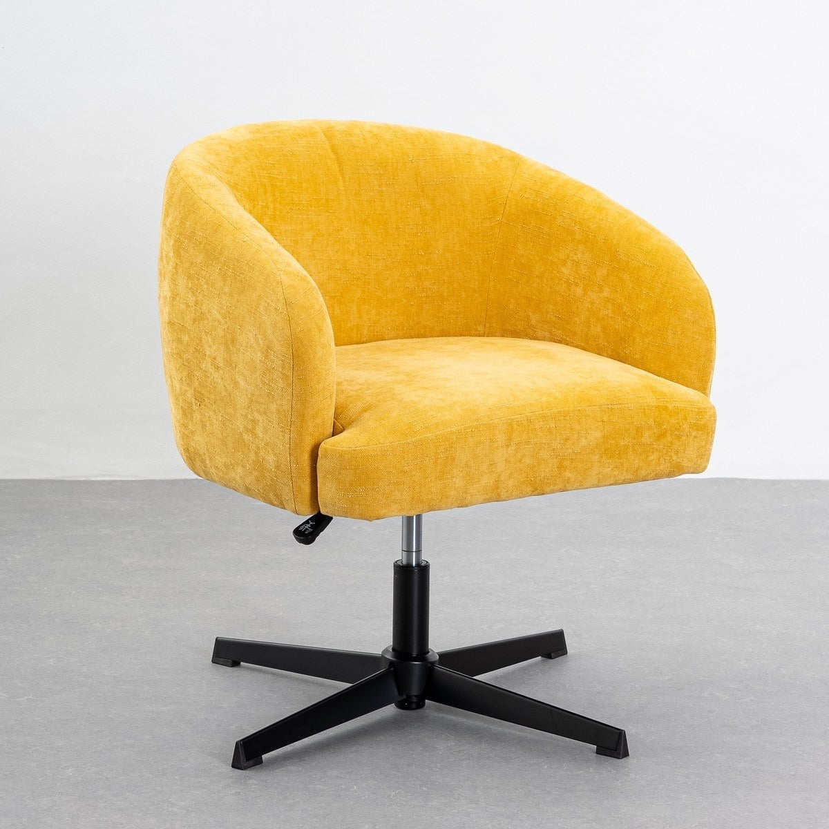Sillón giratorio regulable en altura tapizado chenilla mostaza