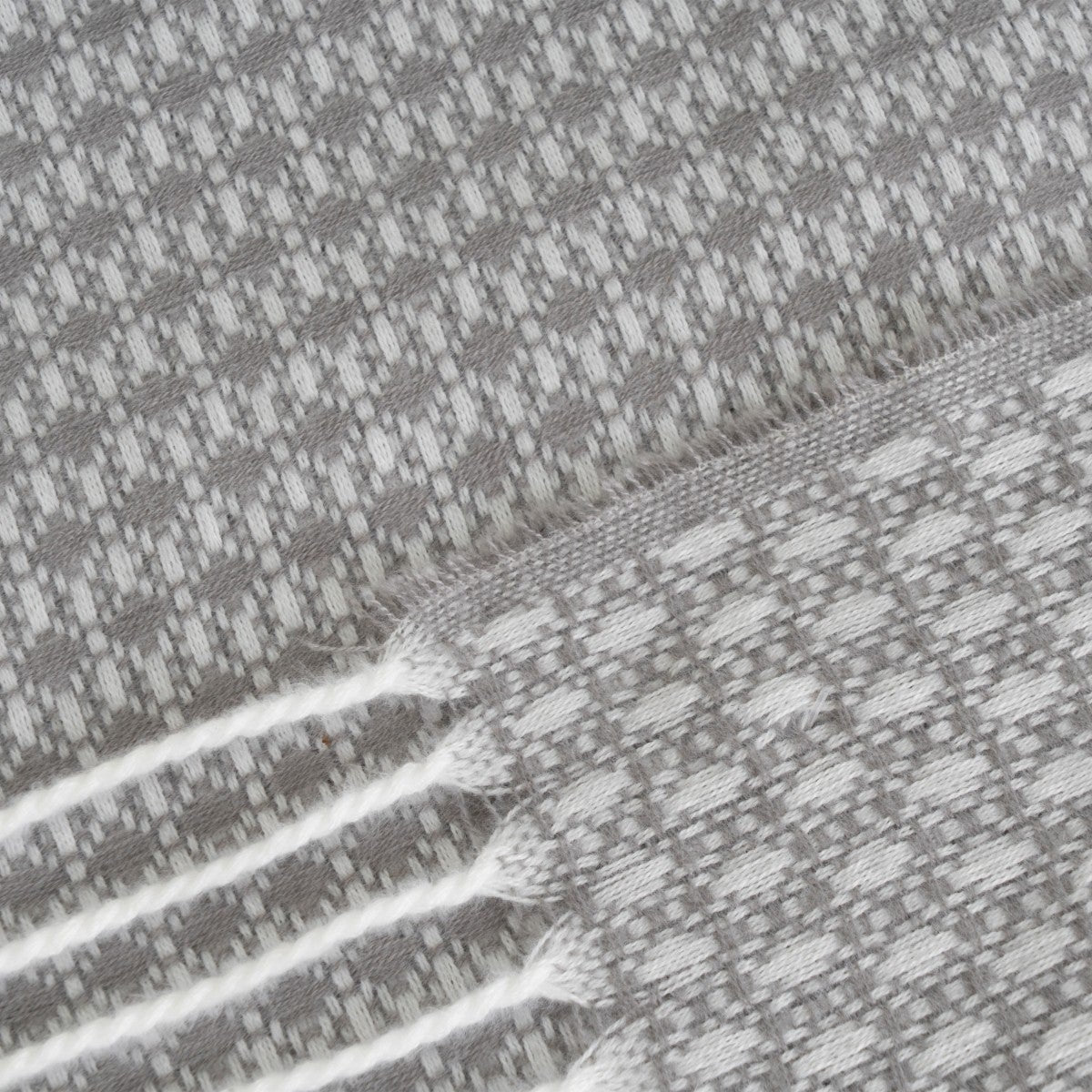 Manta gris de 130x160 cm con flecos