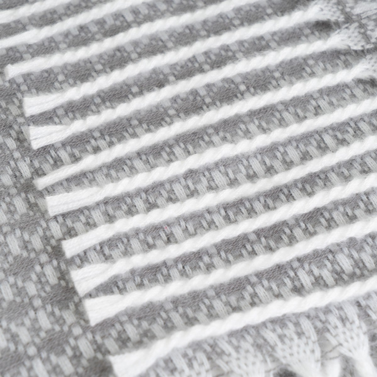 Manta gris de 130x160 cm con flecos