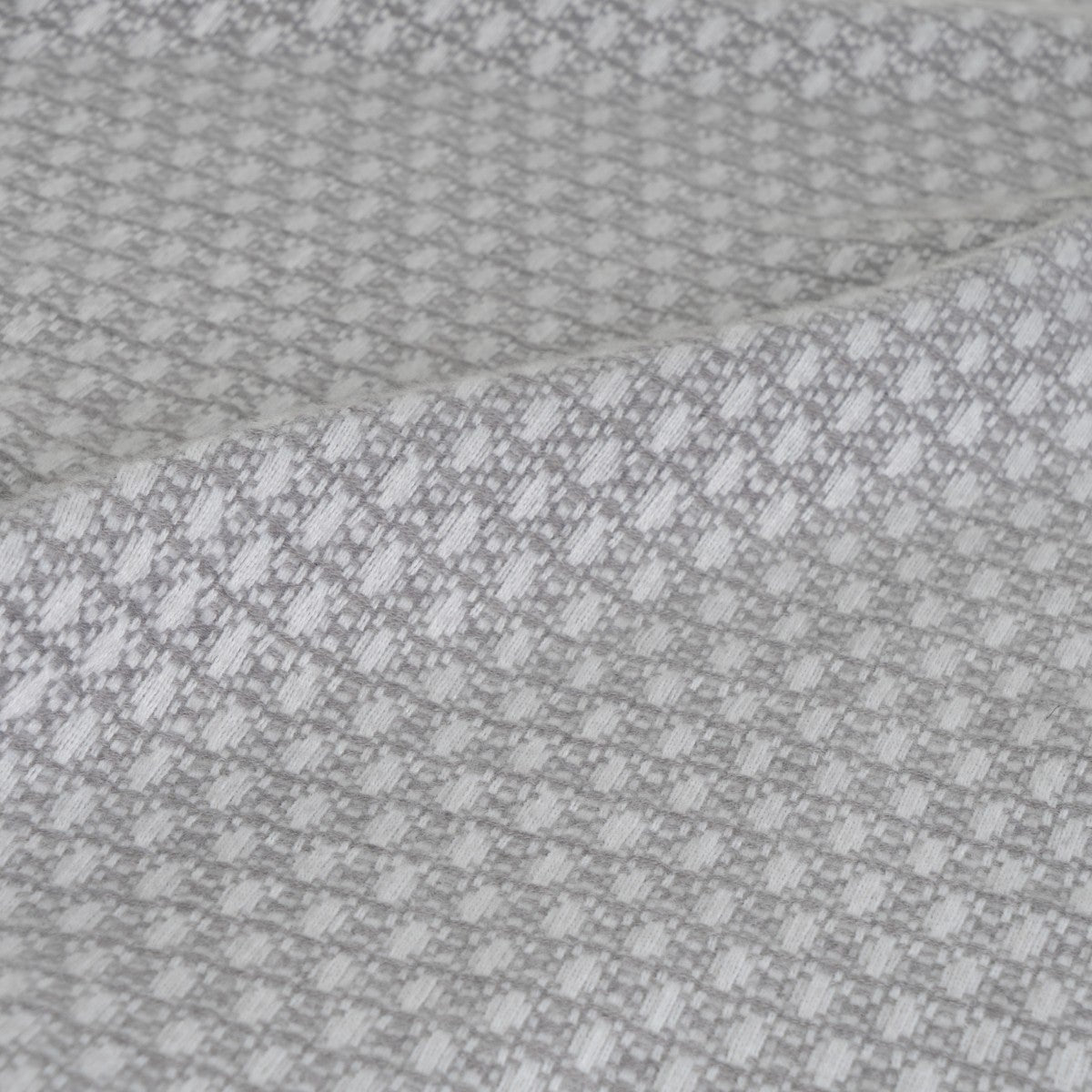 Manta gris de 130x160 cm con flecos