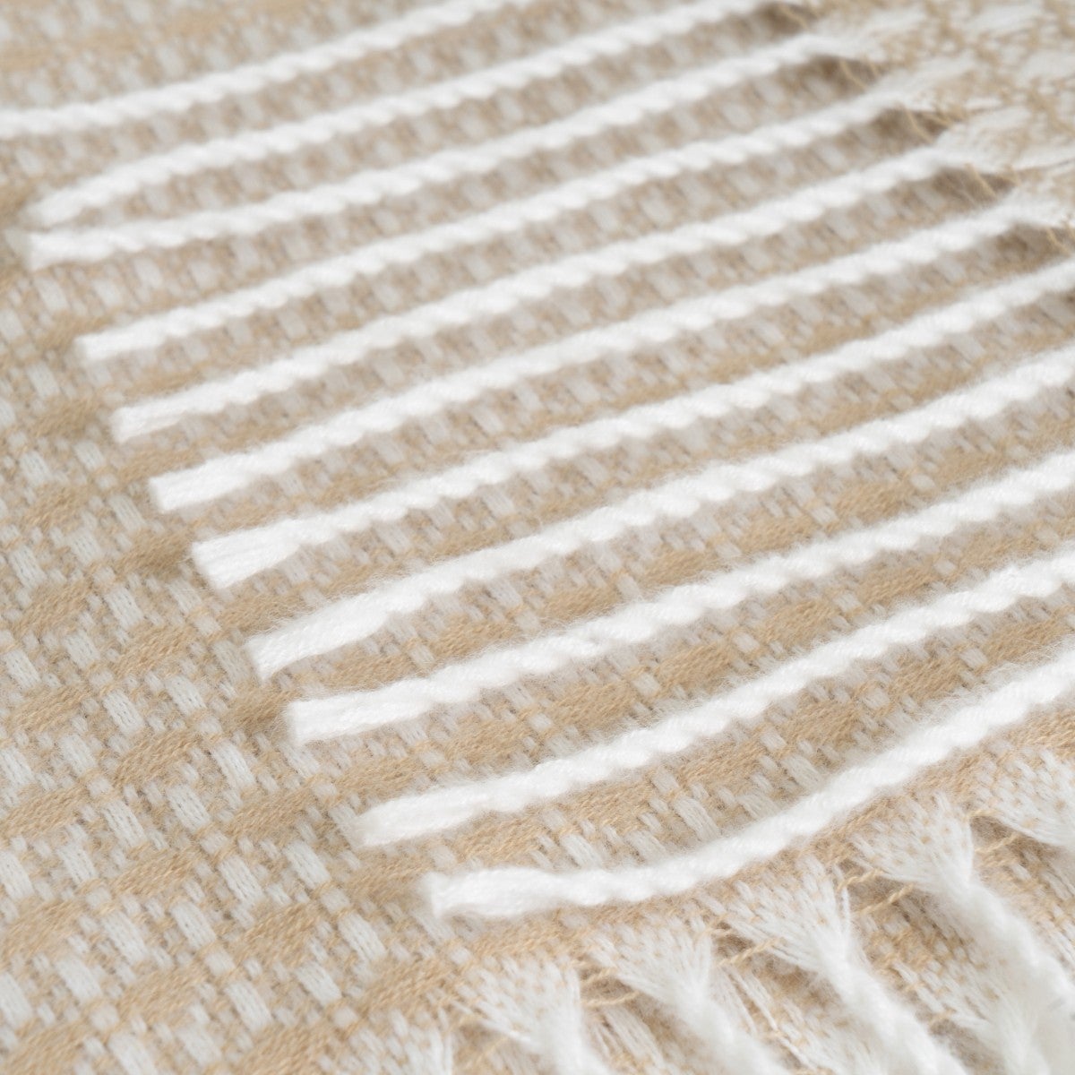 Manta de poliéster beige de 130x160 cm con flecos 200 gr/m2
