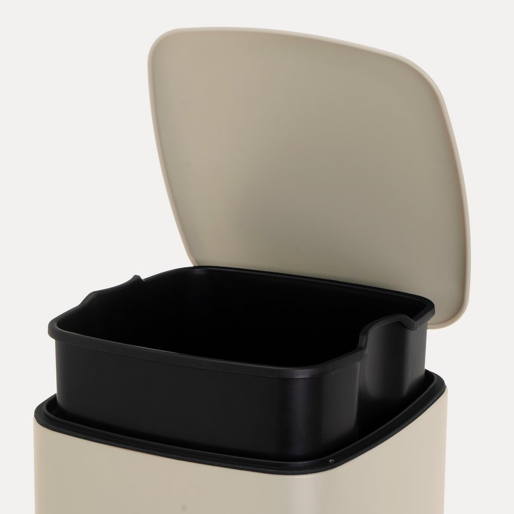 Papelera cuadrada de pedal beige de 20 litros