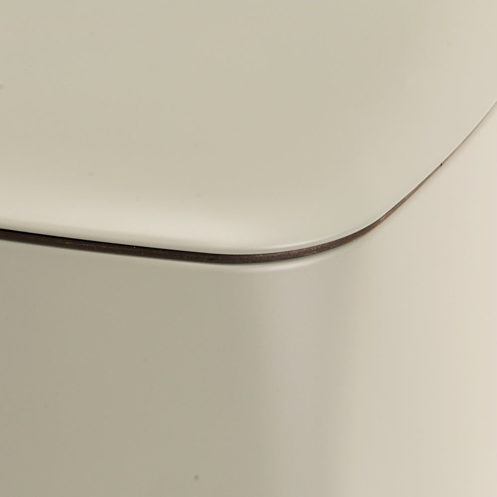 Papelera cuadrada de pedal beige de 20 litros