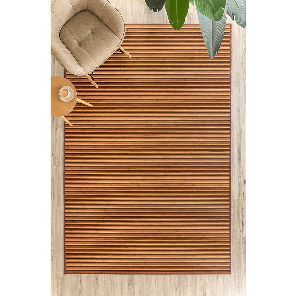 Alfombra de bambú marrón y natural