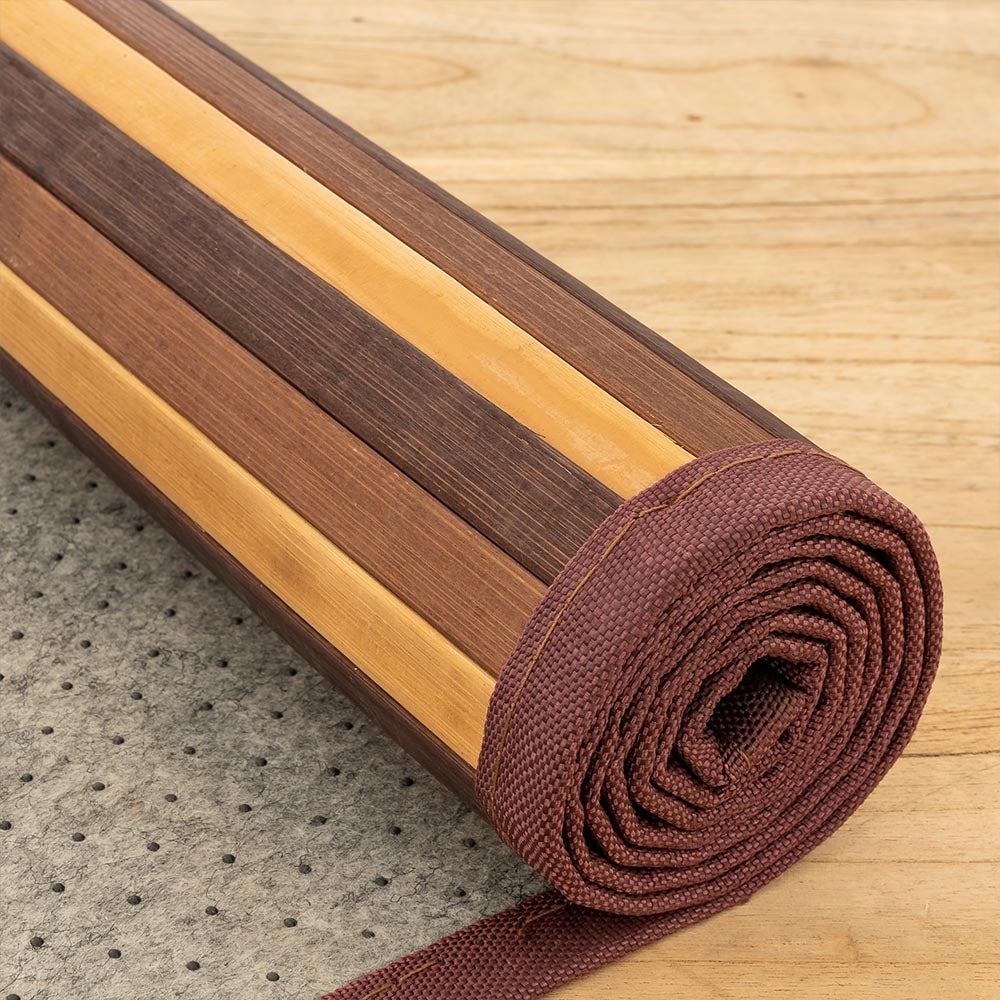 Alfombra de bambú marrón y natural