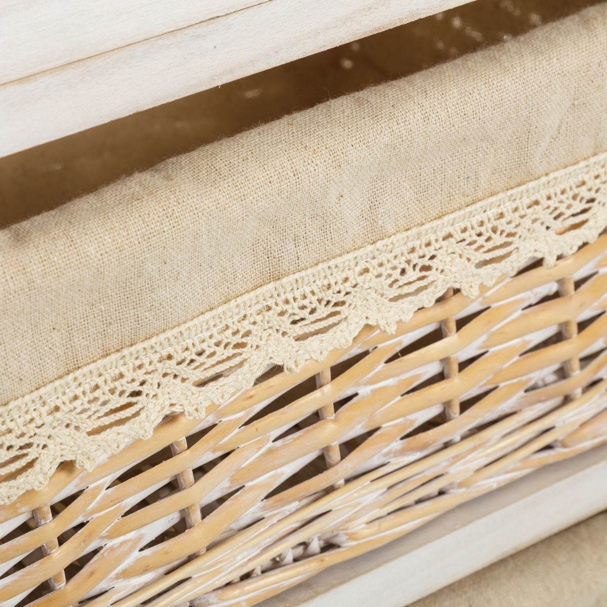 Mesa auxiliar de madera blanca con cajón y cestas