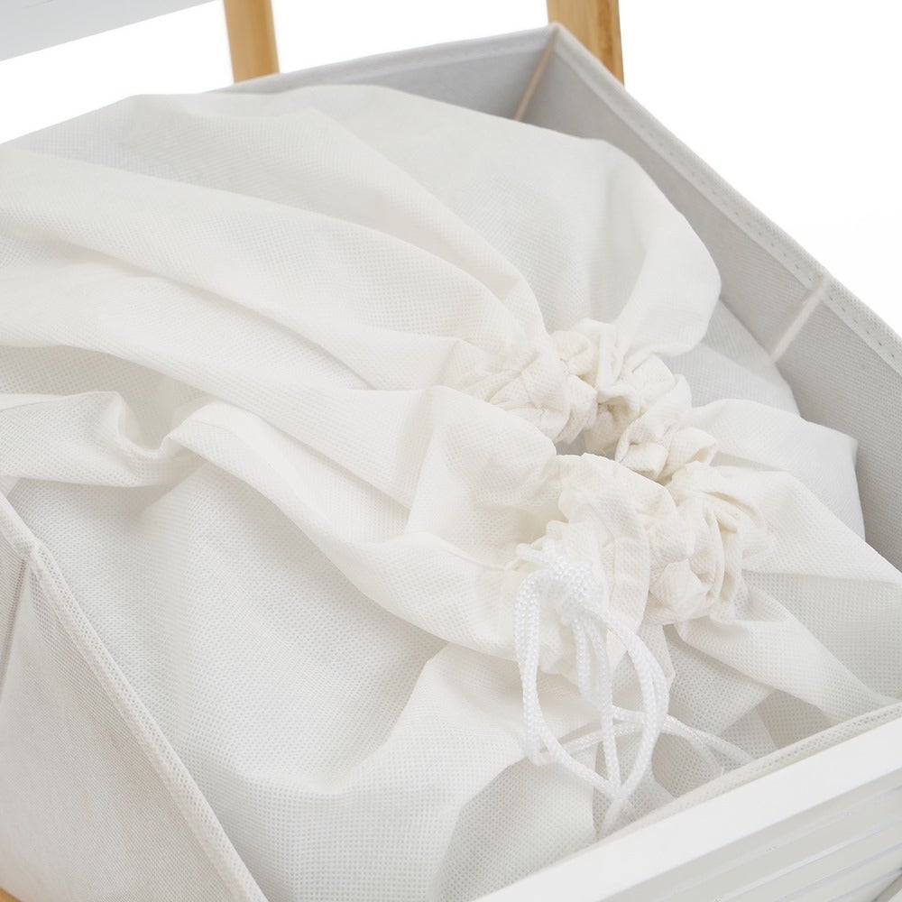 Estantería con cesto de bambú natural blanca de 140x33x34 cm