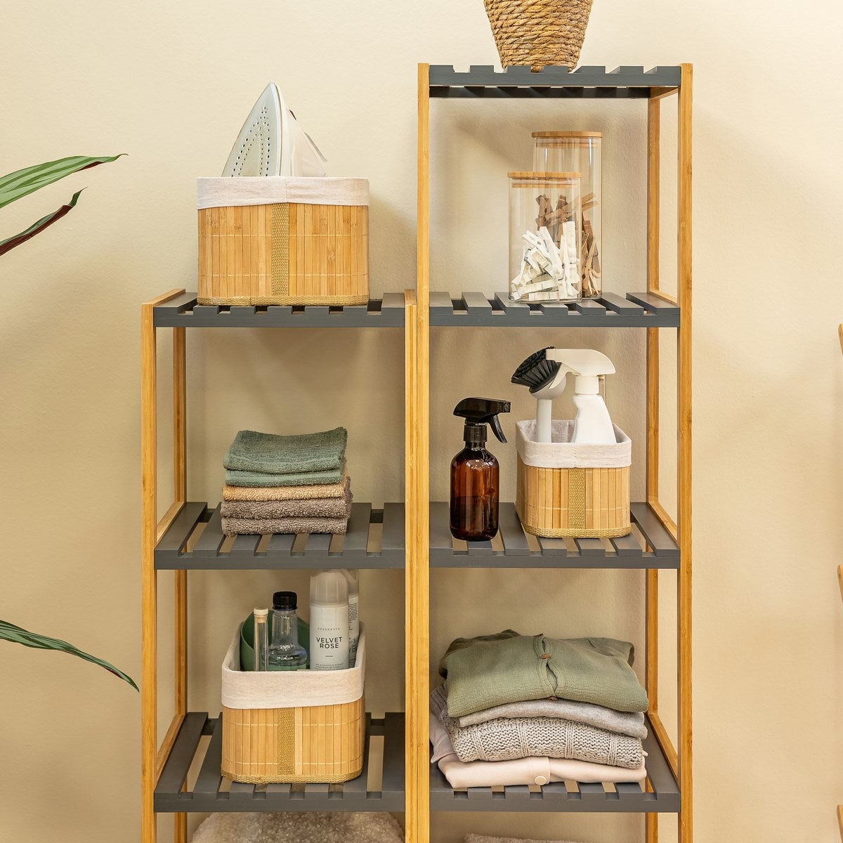 Estantería de bambú gris y natural