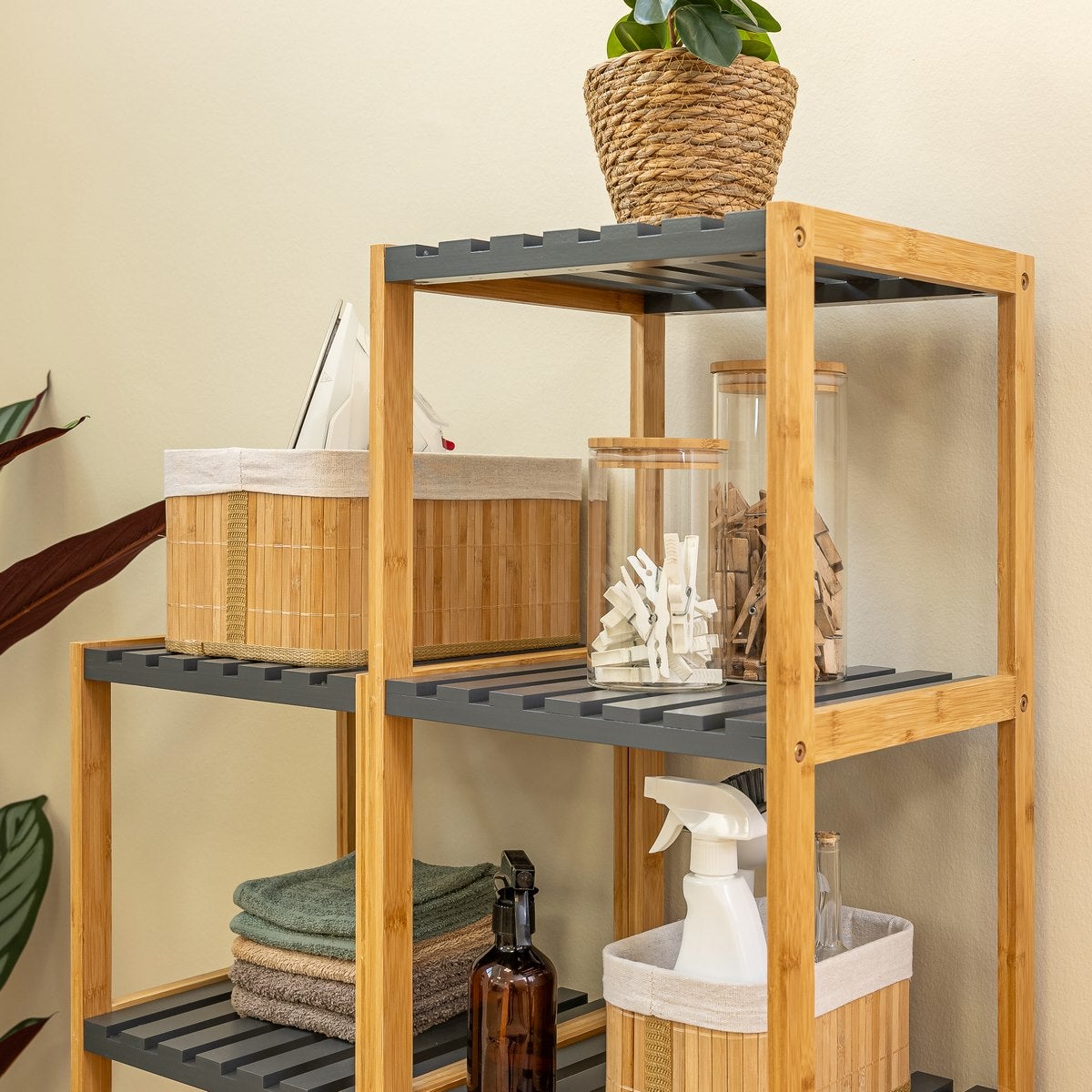 Estantería de bambú gris y natural