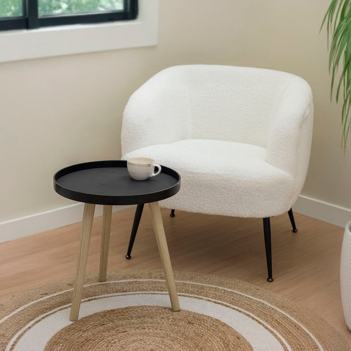 Mesa auxiliar con bandeja negra