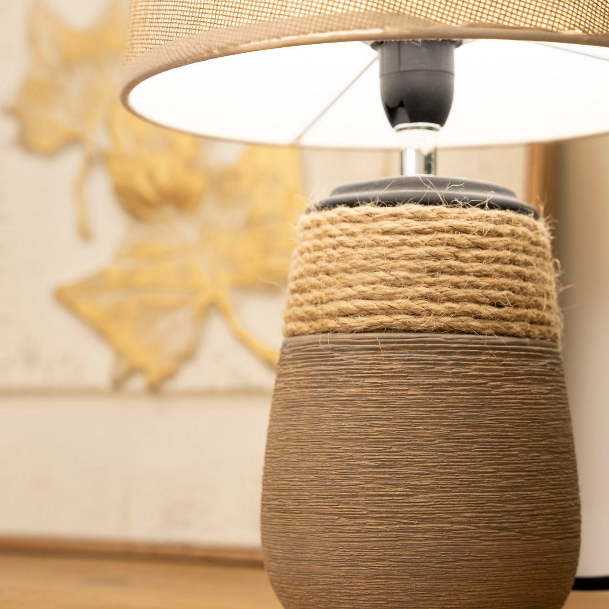 Lámpara de mesa de cerámica marrón