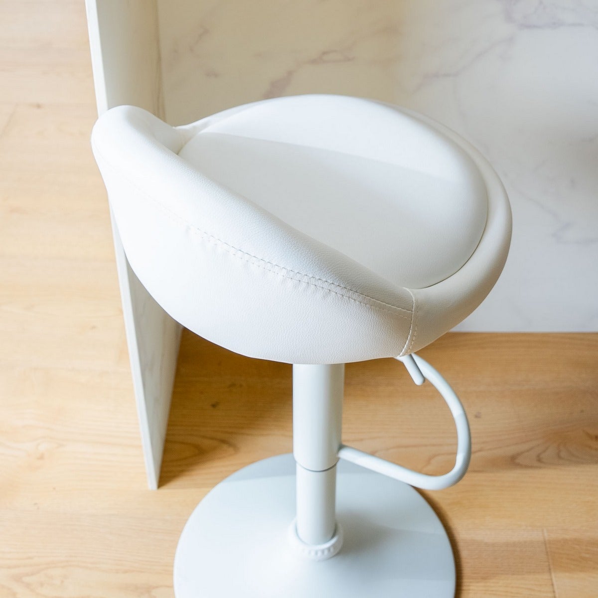 2 taburetes giratorios acolchados blancos