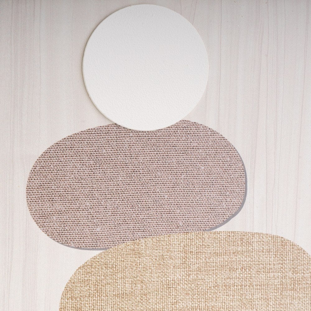 Set de 2 cuadros con tallado en relieve y moldura blanca de 32x32 cm