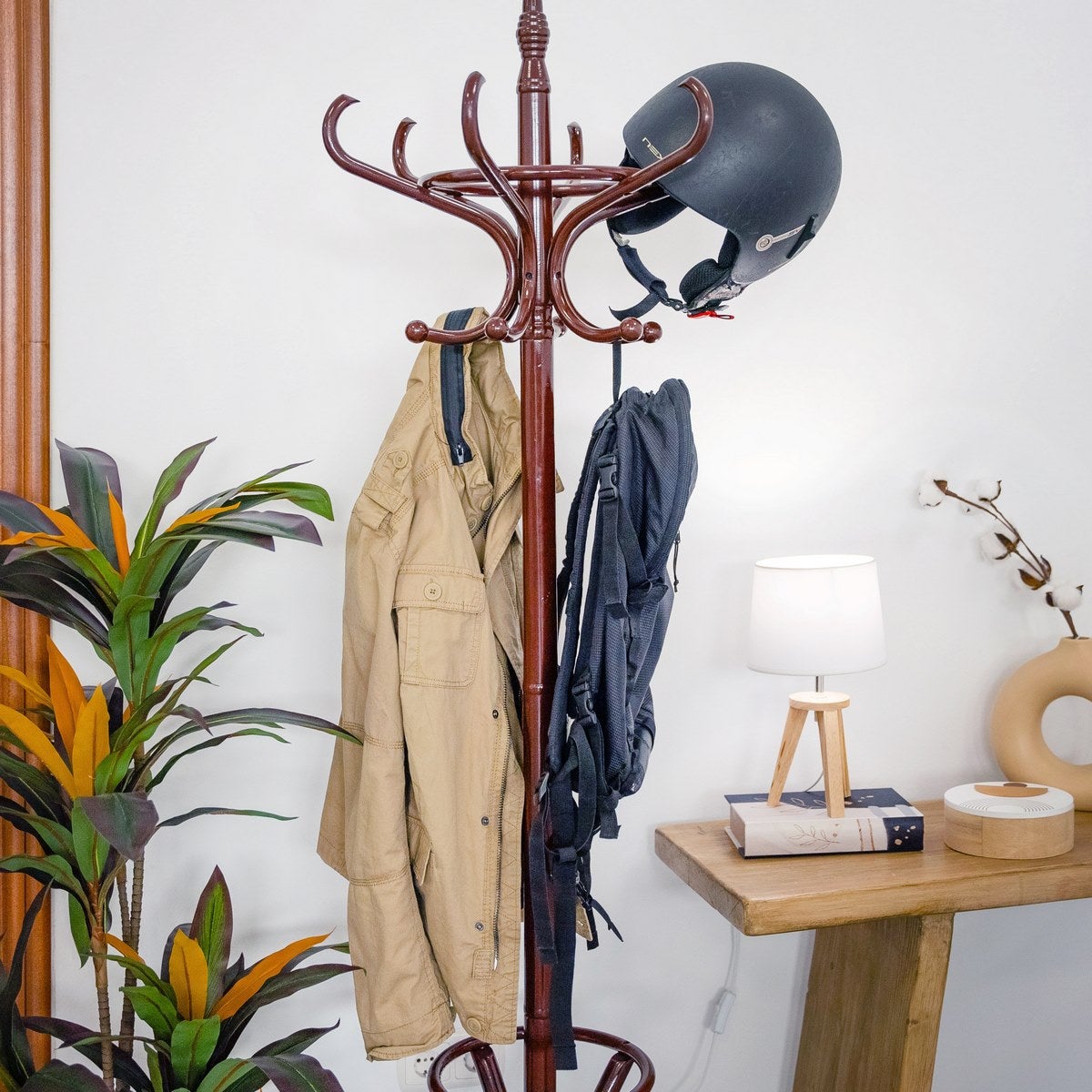 Perchero de pie marrón