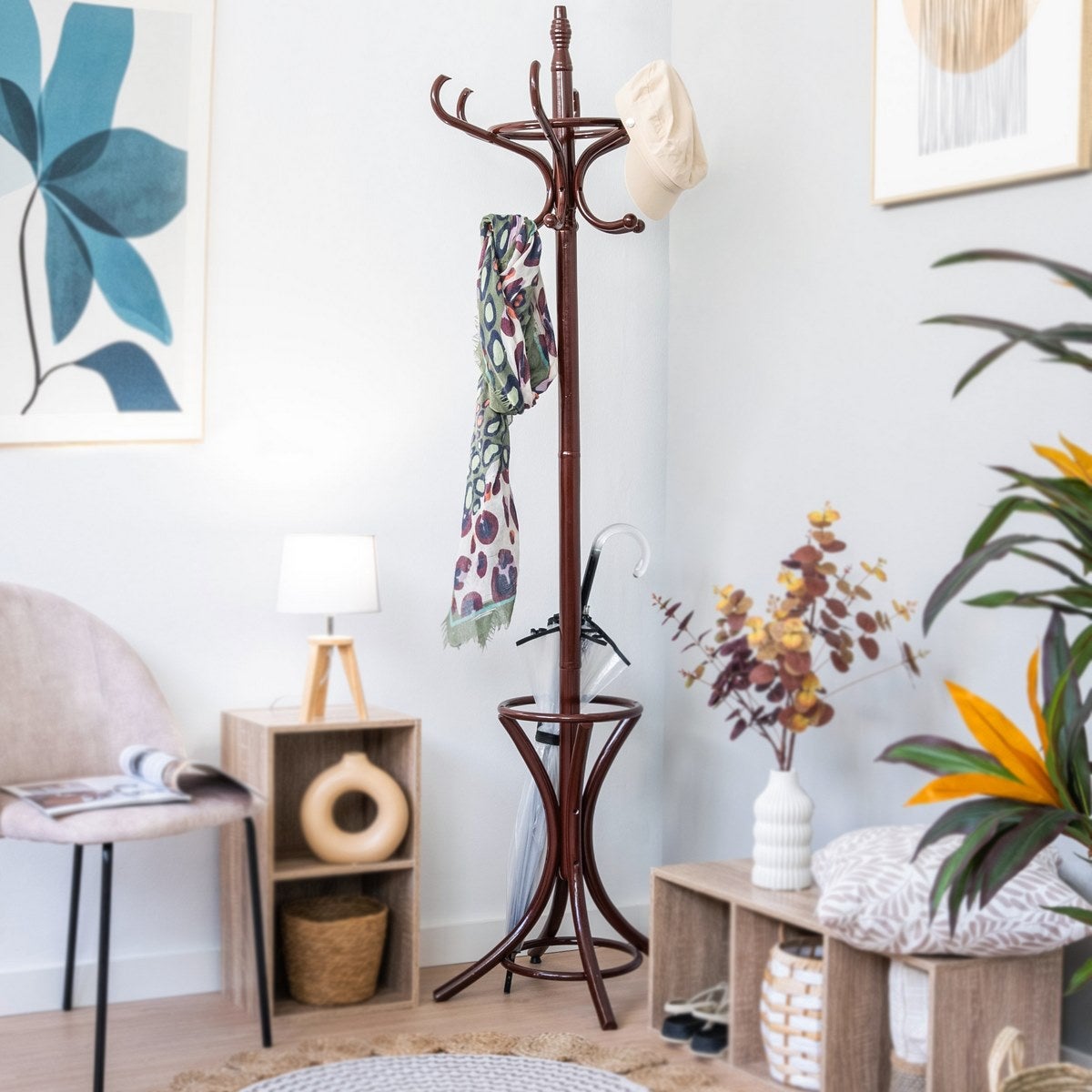 Perchero de pie marrón