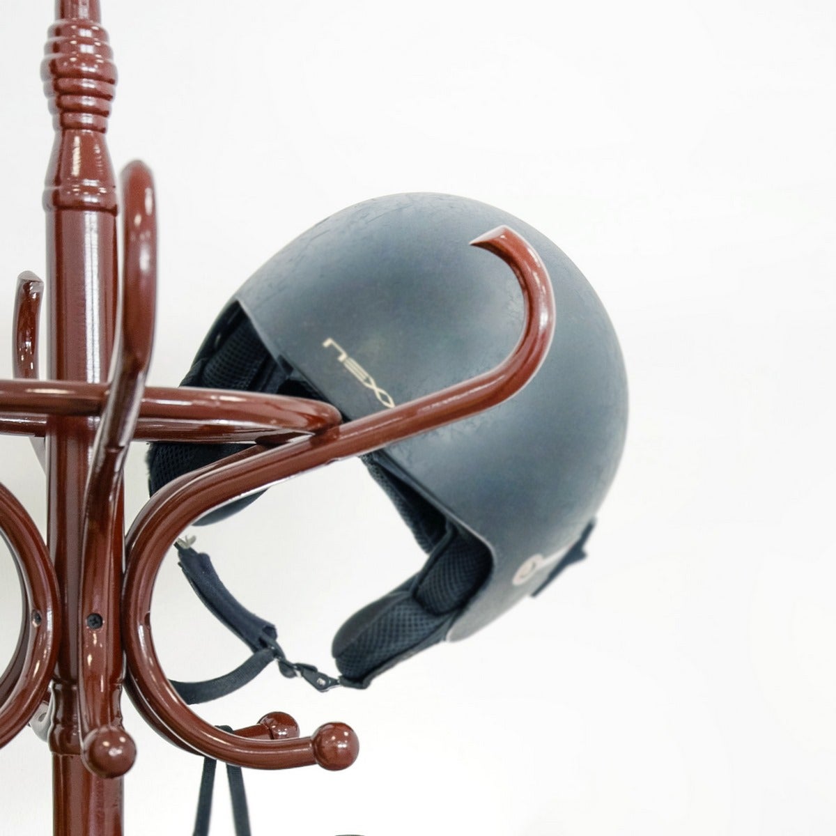 Perchero de pie marrón