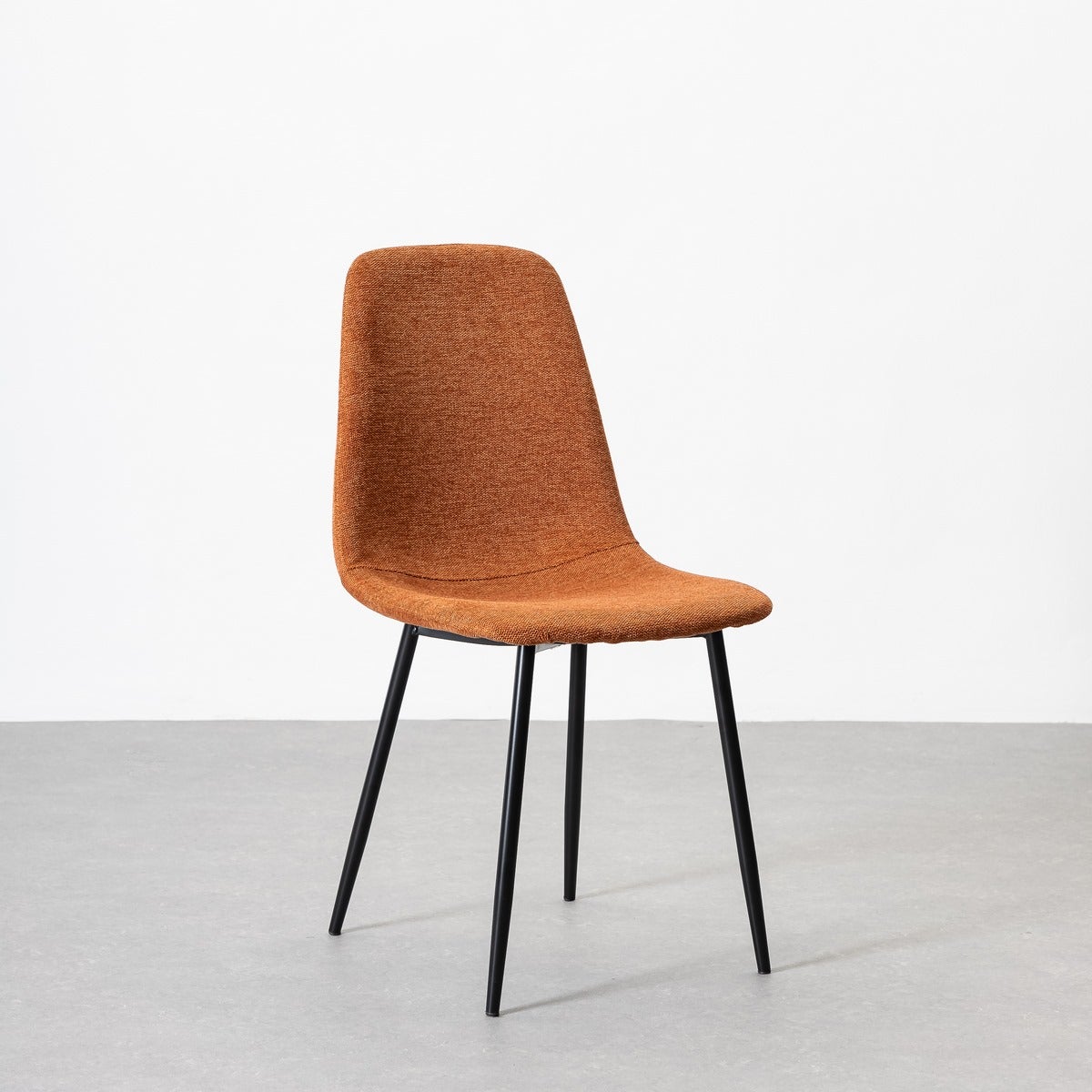 Silla de comedor Lina tapizada en lino color teja