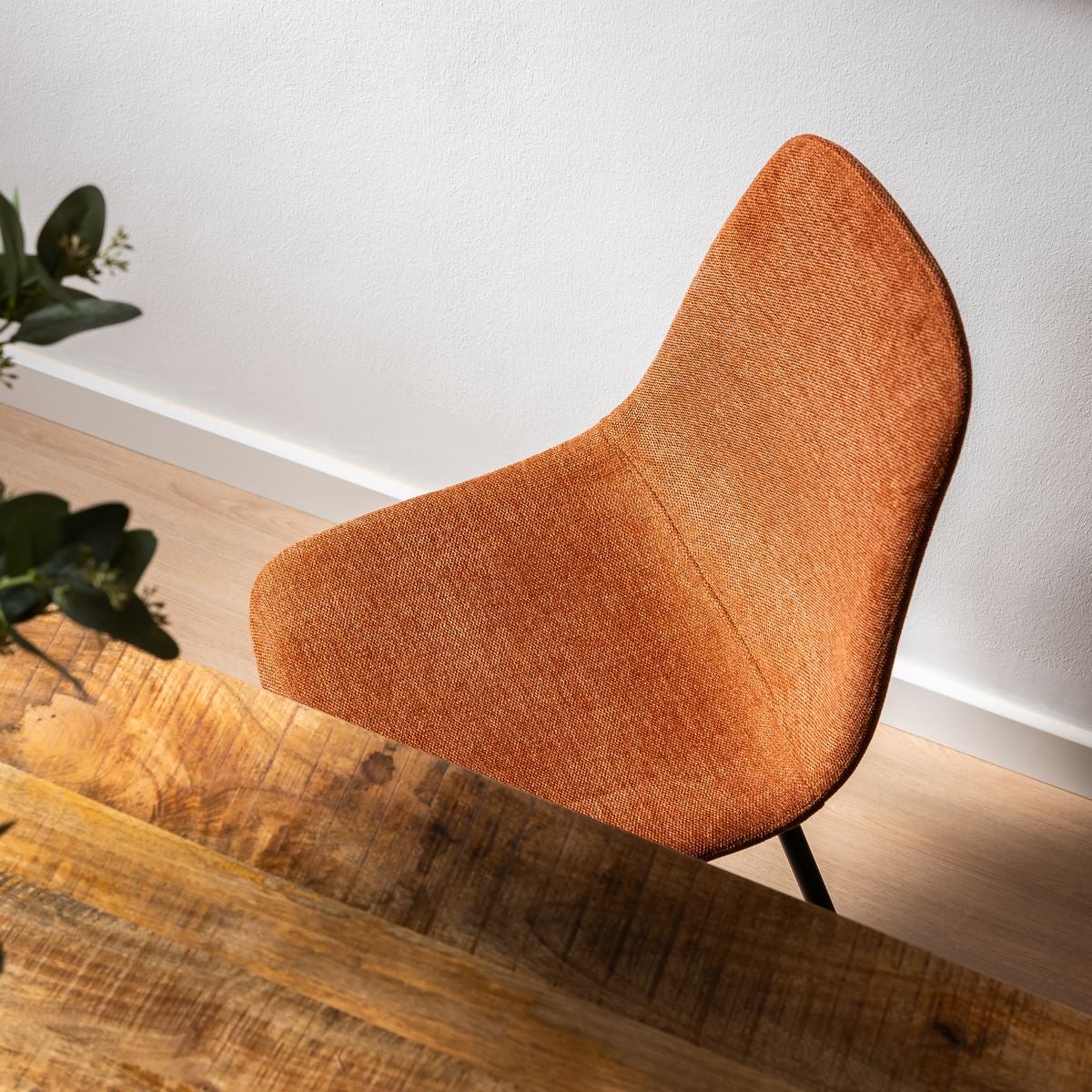 Silla de comedor Lina tapizada en lino color teja