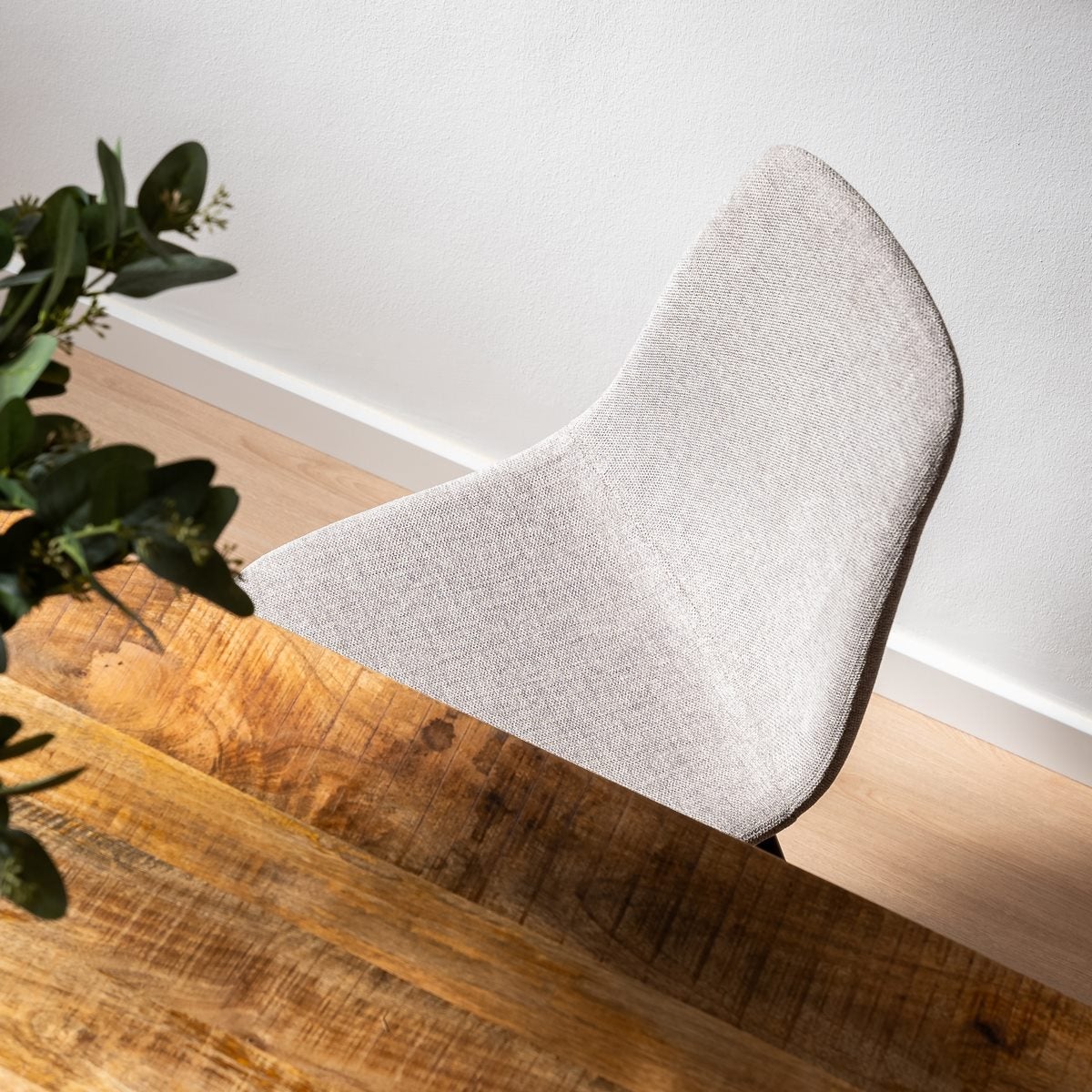 Silla de comedor Lina tapizada en lino color gris