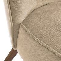 Butaca tapizada de chenilla beige y madera de pino