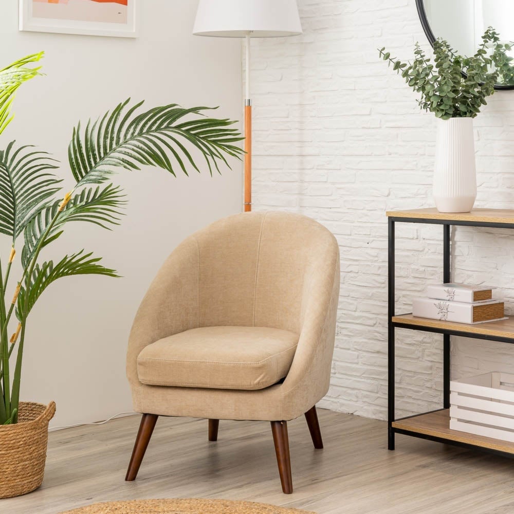 Butaca beige con brazos de chenilla y madera