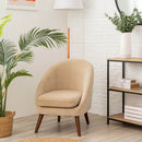 Butaca beige con brazos de chenilla y madera