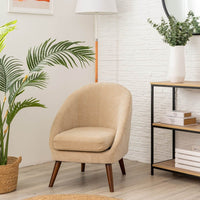 Butaca beige con brazos de chenilla y madera