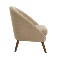 Butaca beige con brazos de chenilla y madera