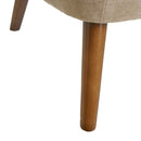 Butaca beige con brazos de chenilla y madera