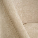 Butaca beige con brazos de chenilla y madera