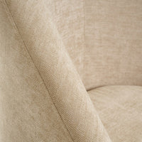 Butaca beige con brazos de chenilla y madera