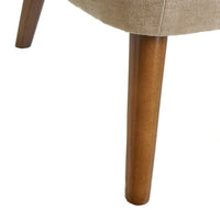 Butaca beige con brazos de chenilla y madera