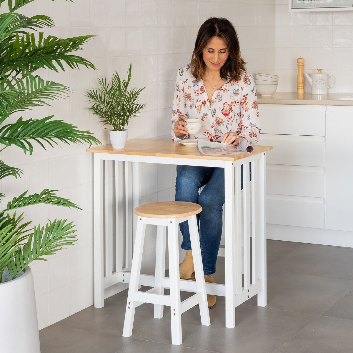 Set de mesa alta y 2 taburetes de madera blanco y natural