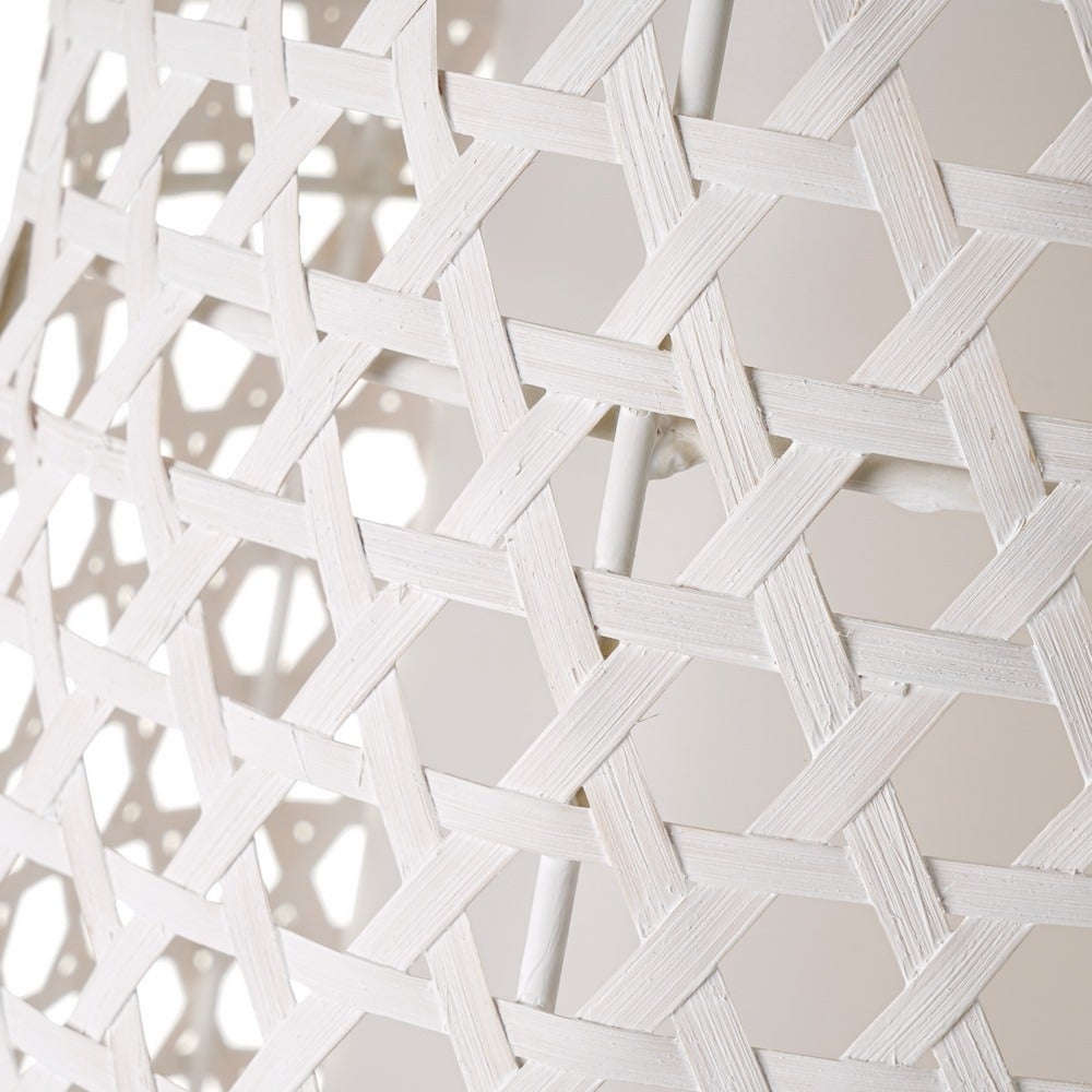 Lámpara de suelo blanca de metal y bambú